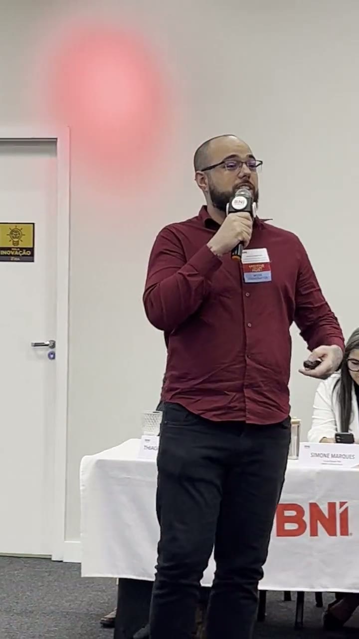 Sergio Martins apresentando em um encontro empresarial do BNI